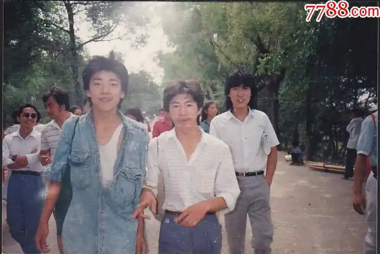 80年代烫发男青年留影