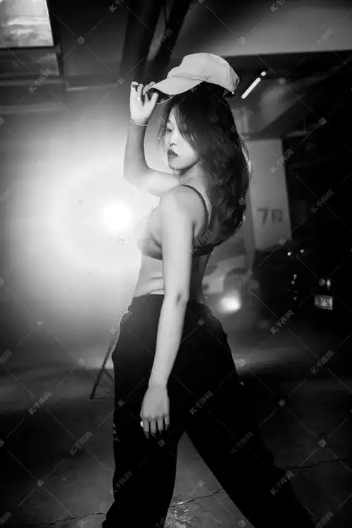 爵士舞美女夜晚爵士舞美女地下车库舞蹈动作摄影图配图