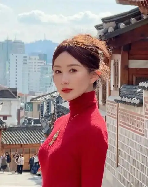 舒畅身穿红色马面裙,游走在街道人群中太美了这是在弘扬中国文化