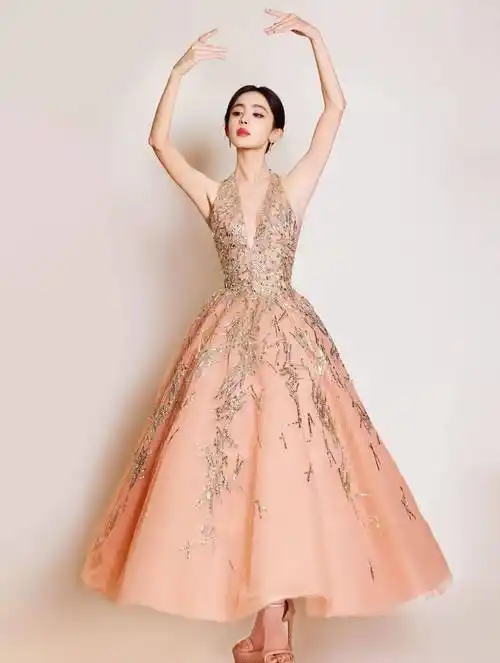 古力娜扎惊艳微博视觉大会,身穿黑色透视裙尽显自信魅力