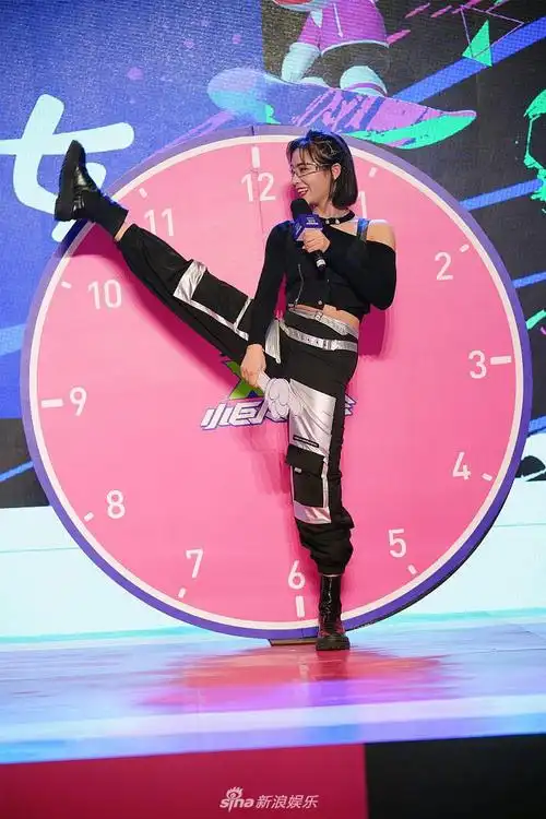 柔韧性太强了许佳琪长腿变时针大秀一字马