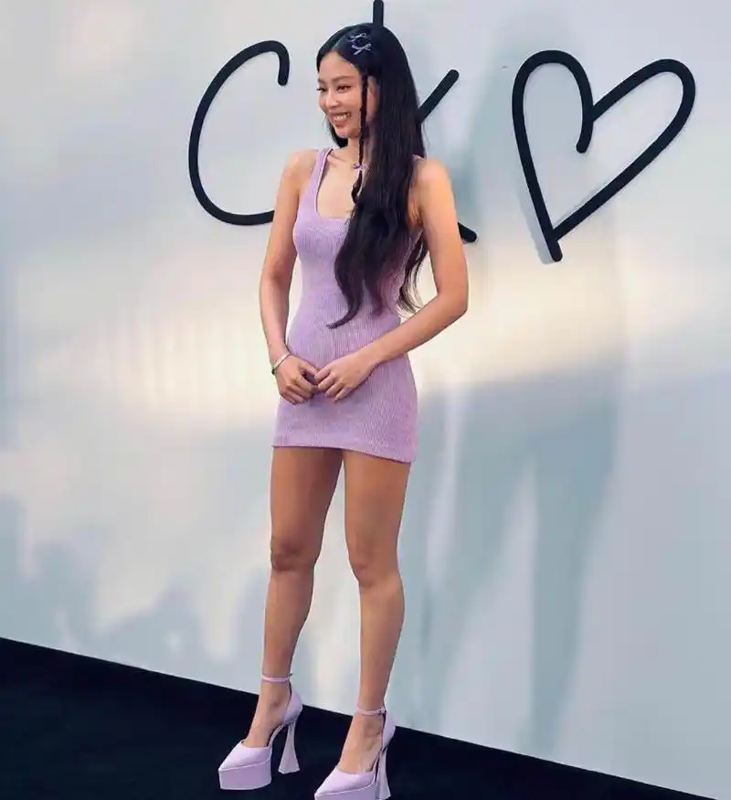 生图下的jennie,"腿型"很真实,网友:太丑了!