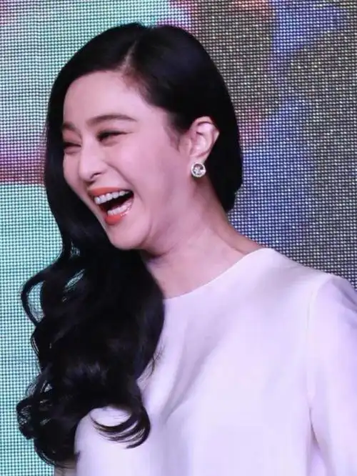 女星开怀大笑时,迪丽热巴依然可爱,刘亦菲就尴尬了