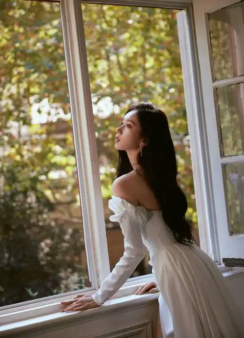 24岁青春女星刘令姿出席活动,穿低胸小v长裙,勾勒出