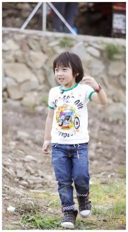 每次林志颖在某社交平台发照片时kimi不是挡脸就是背影的,很多网友都