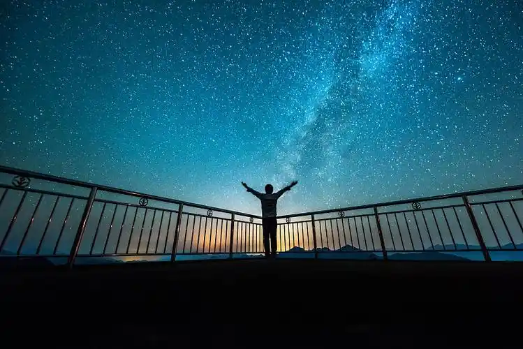 星空下的人图片下载