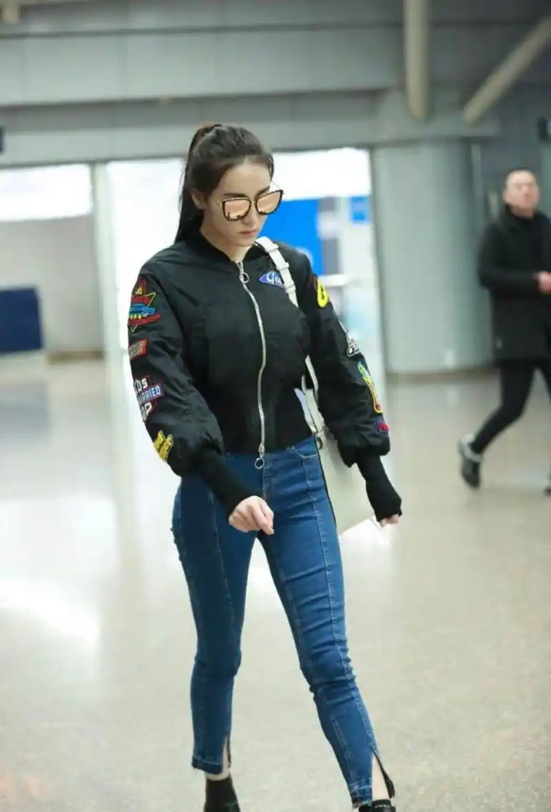 迪丽热巴现身机场,穿牛仔裤时髦舒适,搭配高跟鞋更显瘦了