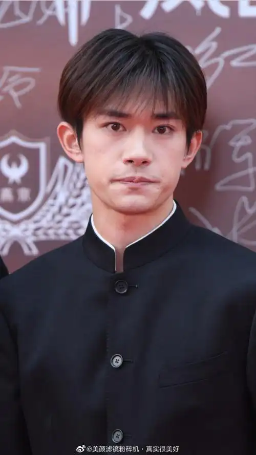 易烊千玺今日红毯生图