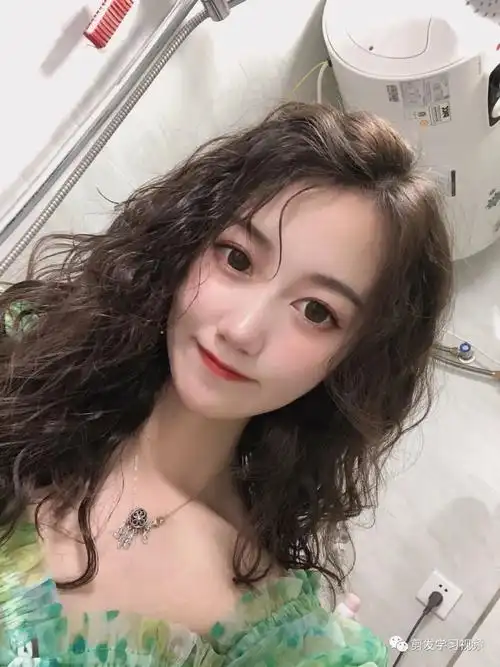 气质上升了好几个档次呢烫发可以提升你的颜值看起来满头的卷发,更加