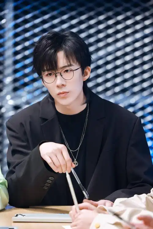 净化首页宁哥最近接的戏都是古装剧哥啥时候接个现代剧演演