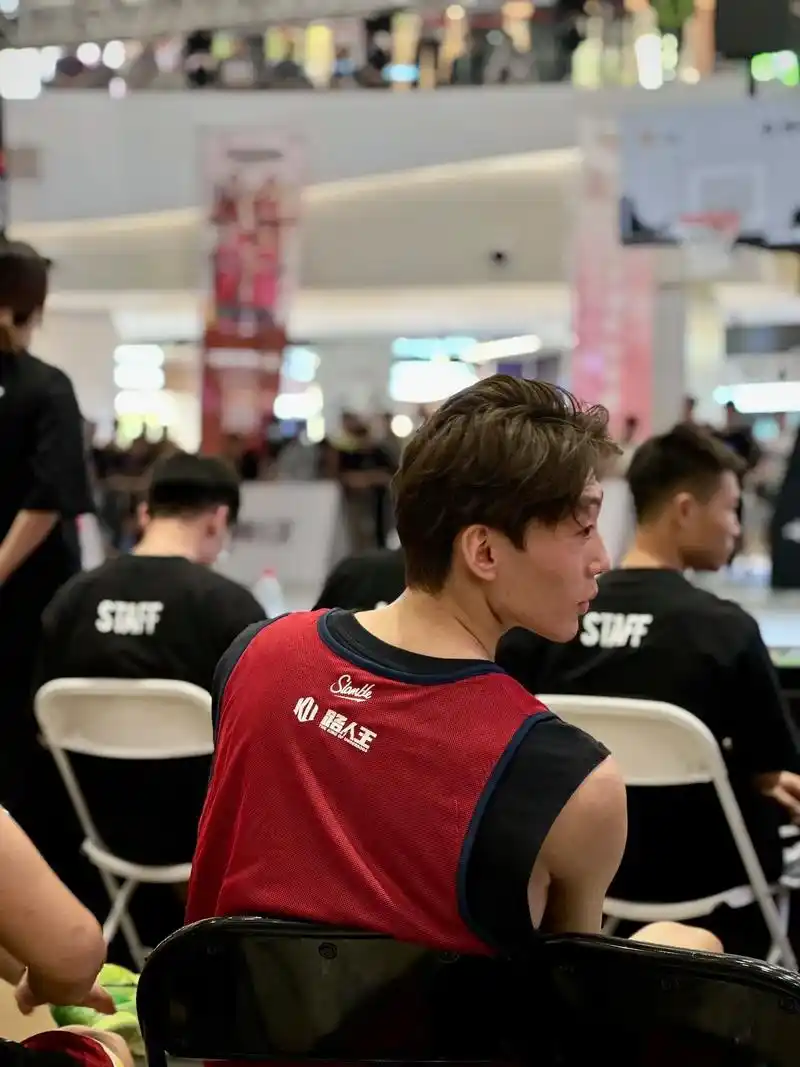 怎么会有人这么帅06.@baller白晶 #白晶 #路人王篮 - 抖音