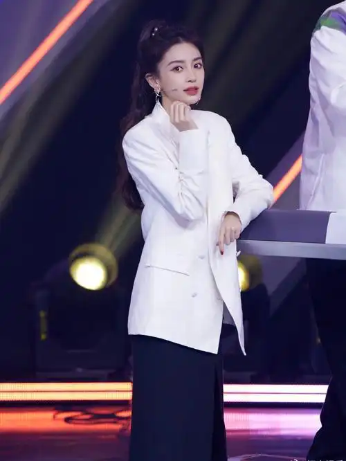 angelababy白西装半马尾造型angelababy《#听说很好吃# 》造型图来啦