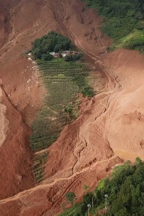 无人机拍摄的贵州省六盘水市水城县鸡场镇坪地村岔沟组山体滑坡现场