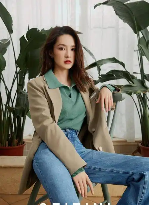 李沁又美出新高度,t恤搭运动紧身裤,这样扎麻花辫太无敌了_造型_白色