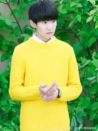 刚出道时的王源眉清目秀,笑容腼腆,满满的青春气息显露!