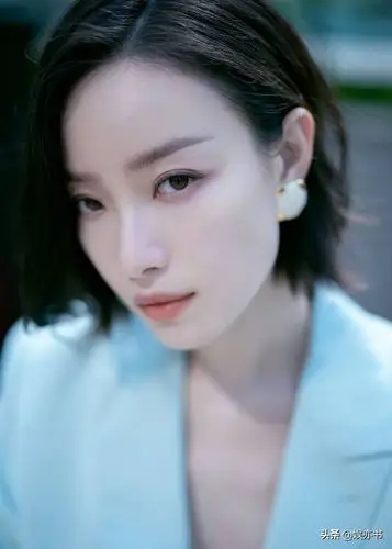 倪妮短发薄荷绿套装肤白貌美温柔与利落并存