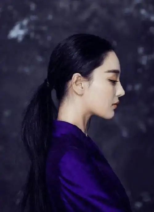 其中一张侧脸照不说名字完全不知道到底是张馨予还是范冰冰