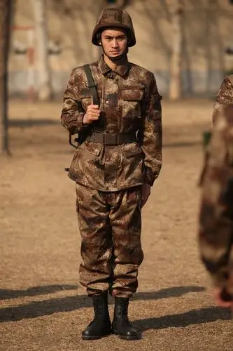 《真正男子汉》剧照首度曝光 持枪亮相霸气十足