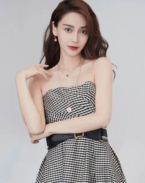 杨颖时尚感很强!双马尾俏皮可爱,31岁还是少女!