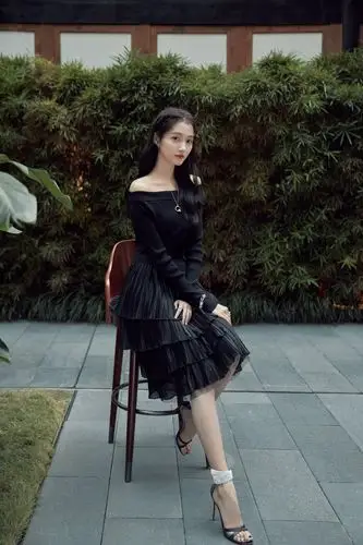 原创关晓彤奔放式穿着低领配超短裙秀身材火辣性感看傻网友