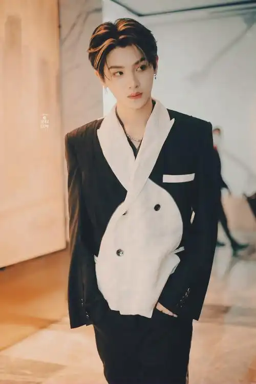 黄明昊这就是潮流录制饭拍 黑白拼接西装的贵气小贾