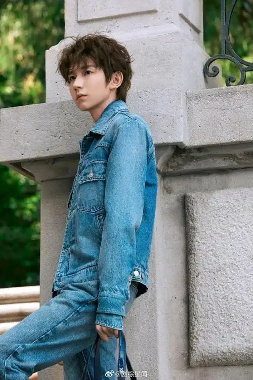王源牛仔叠穿是干净清爽又帅气的男大学生王源没错啦
