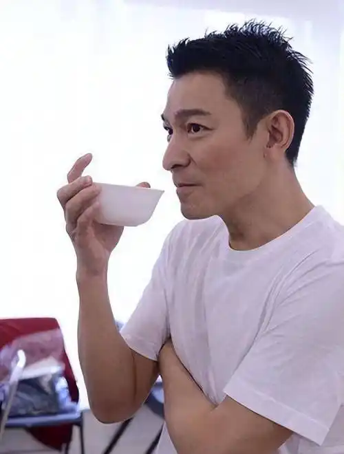 62岁刘德华状态堪比小鲜肉,看他食谱才知道,原来他对自己那么狠_华仔