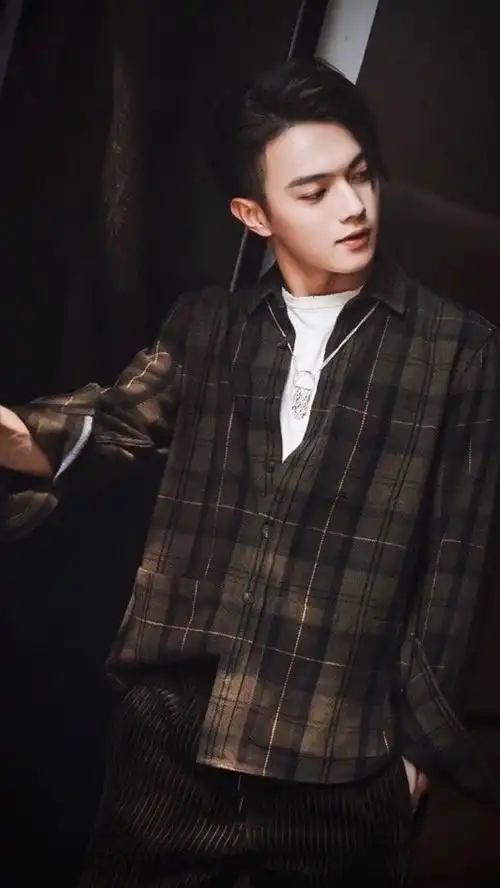 能不能发几张许凯的照片当壁纸的那种最近特别迷他