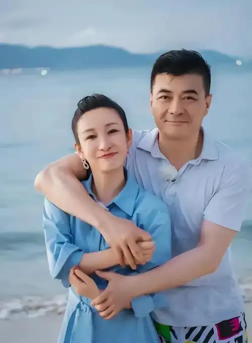 44岁的秦海璐曾经被前男友抛弃,现被二婚老公宠成公主_李厚霖_丈夫