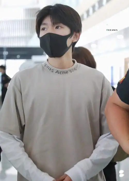 王源戴口罩现身机场!