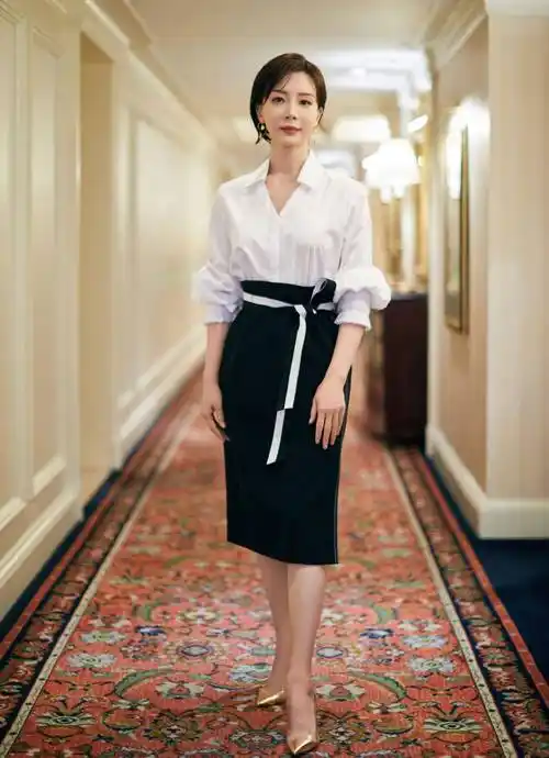 看了陈数,高圆圆的穿搭,我悟了:裙子不配运动鞋,才更时髦高级_女性