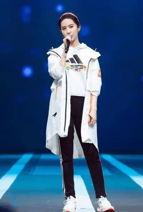 刘亦菲罕见发自拍穿修身运动服秀曲线被调侃角度过于直男