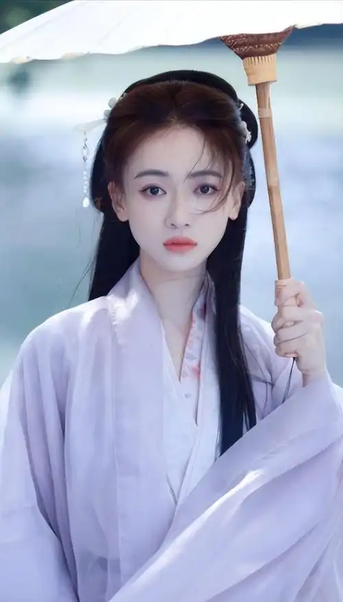 2019年,吴谨言在《皓镧传》一剧中,依旧沿袭了她特有的风格,用装疯卖