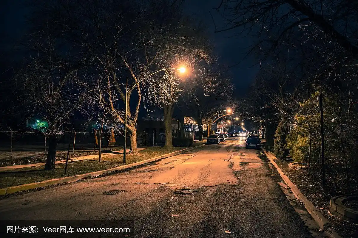 黑暗而诡异的城市街道在夜晚