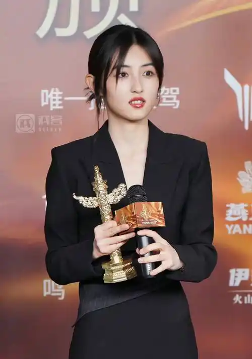 恭喜!张子枫焉栩嘉疑分手,男方粉丝内涵"高攀不起"