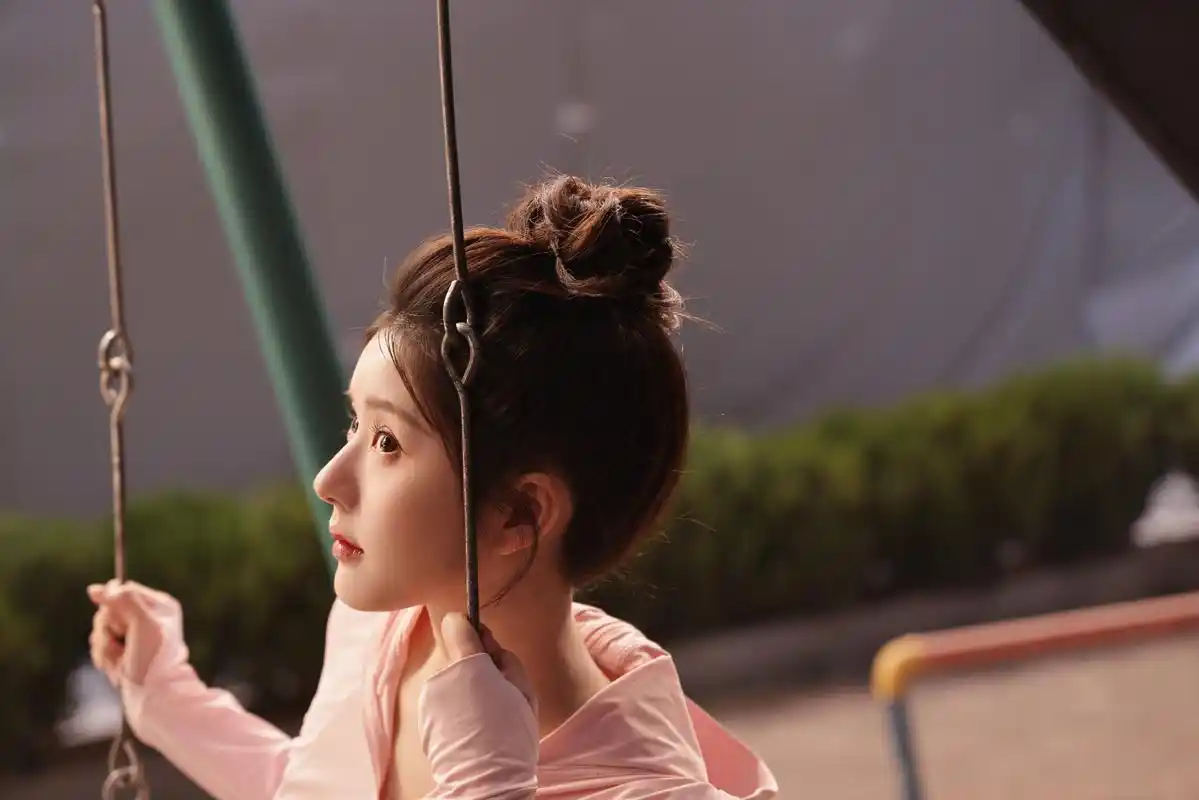 赵露思穿粉色运动服搭丸子头,可爱娇憨模样惹人爱,少女气息满满