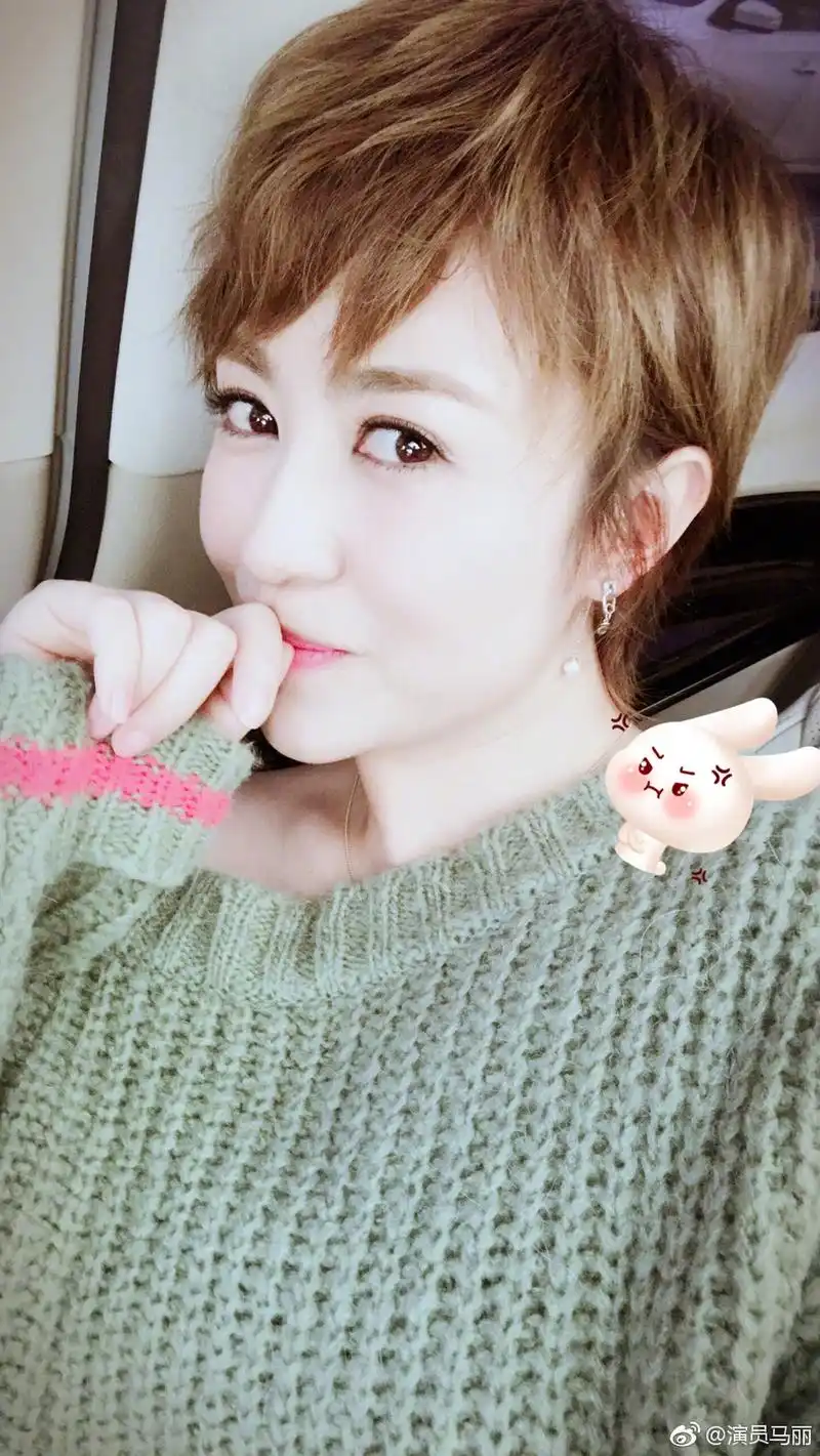 马丽晒自拍小秀香肩 捂嘴甜笑尽显女神风范