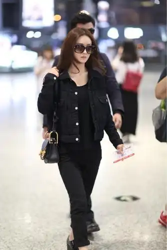 赵丽颖一身黑衣现身机场 全程冷漠脸尽显霸气 脚上的一双鞋亮了