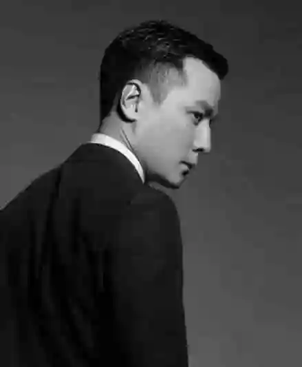 无论是侧脸还是身材,吴彦祖都是绝对的美男子,时光来证明一切,真的是