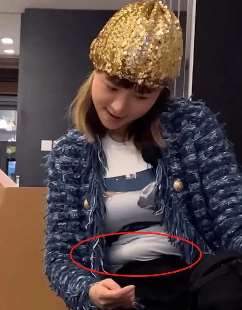 网红痞幼穿紧身衣67肚子67引争议网友这是怀孕几个月了