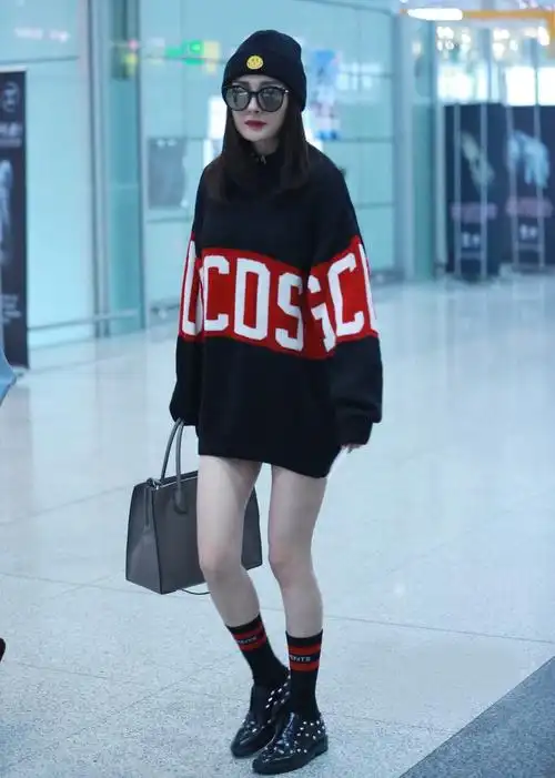 杨幂黑衣黑裤低调现身机场,羊羔毛里面搭的粉色毛衣"深藏"奥秘