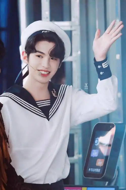 超话hmh#黄明昊justin快乐大本营#黄明昊今日快本录制饭拍水手服!