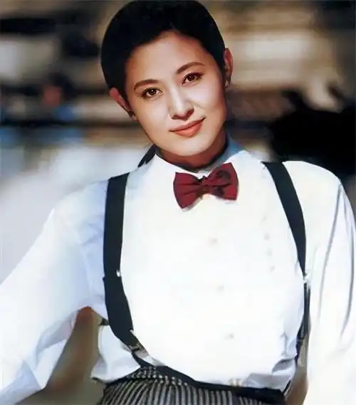 年仅24岁便荣获国家二级演员称号,随后倪萍加入央视担任主持人.