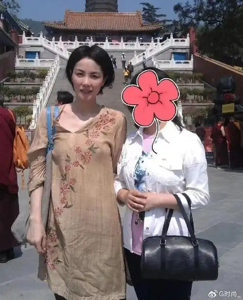 王菲走街头穿毫无特色的连衣裙,素颜出境肚子上的赘肉无法隐藏|王菲