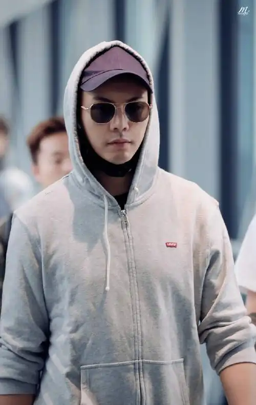 今日机场照发送 陈伟霆结束上海出差行程启程返京