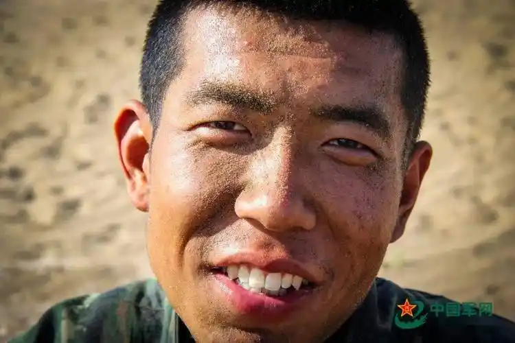爱了!这些军人的笑实在太甜了……_训练场_笑容_一笑