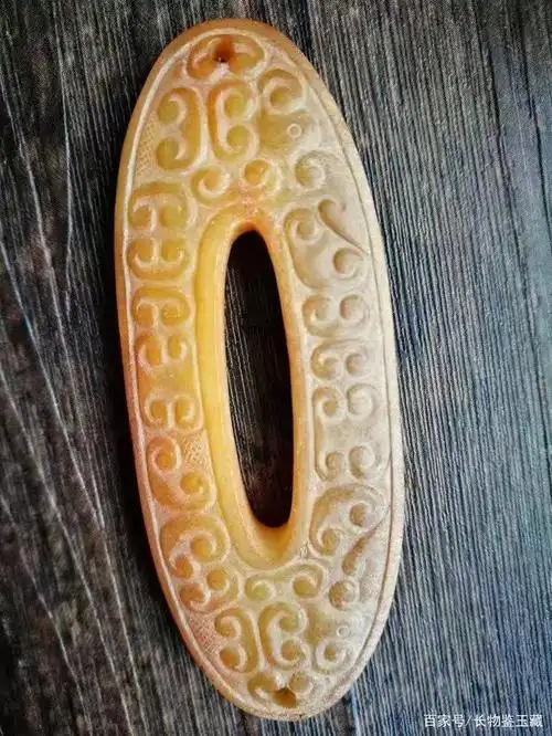 "熟"和"旧"是高古玉两种观感特性,在一些出土已久被人盘玩过的高古玉