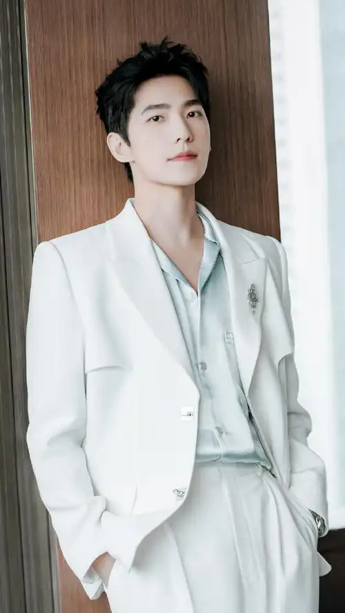 在周一的下午送来好清新好帅气的眼球福利#杨洋一身白西装出席成都