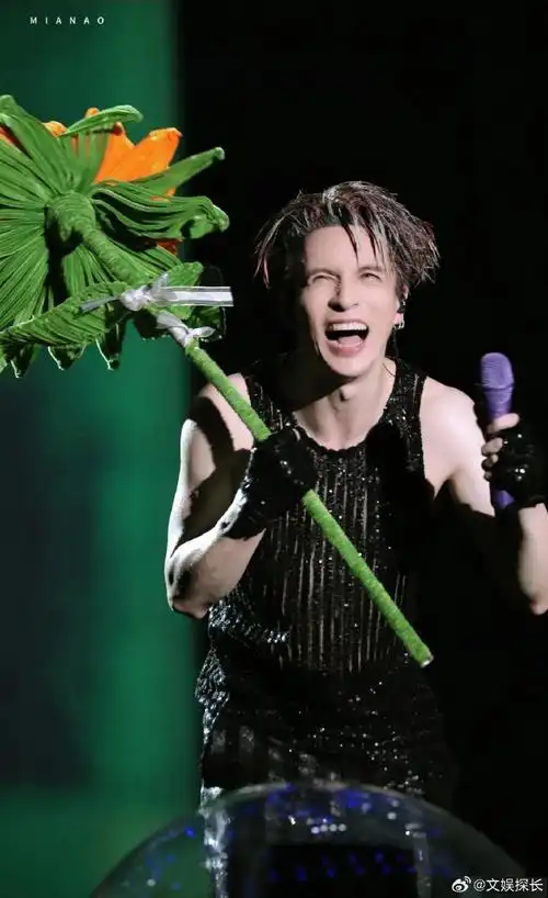 8月6日薛之谦也有演唱会,他说团队摄像老师舞蹈老师甚至经纪人都苍谮