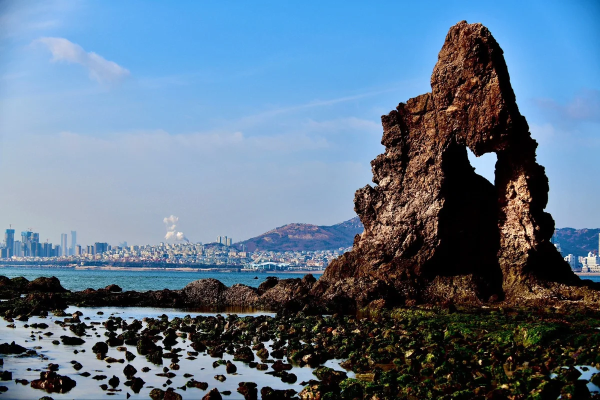 青岛石老人是一处位于山东省青岛市崂山区的著名自然景观,以其独特的